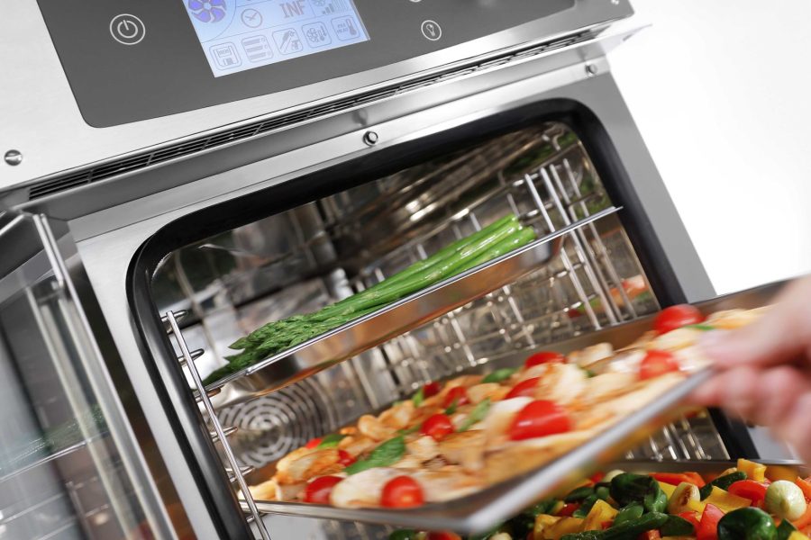 Ofen mit verschiedenen Gemüsesorten