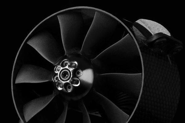 Drohnenantrieb auf Schwarz