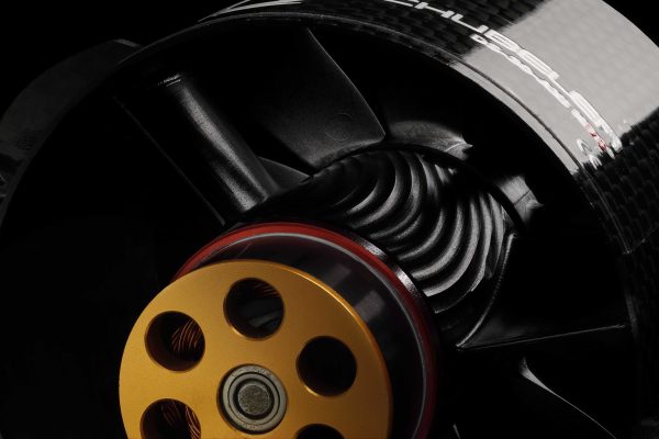 Drohnenantrieb auf Schwarz